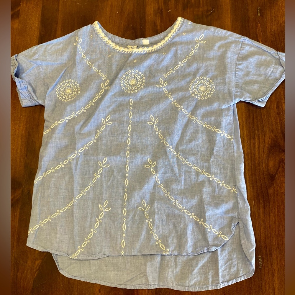 Darling GAP Embroidered Chambray Top 😍